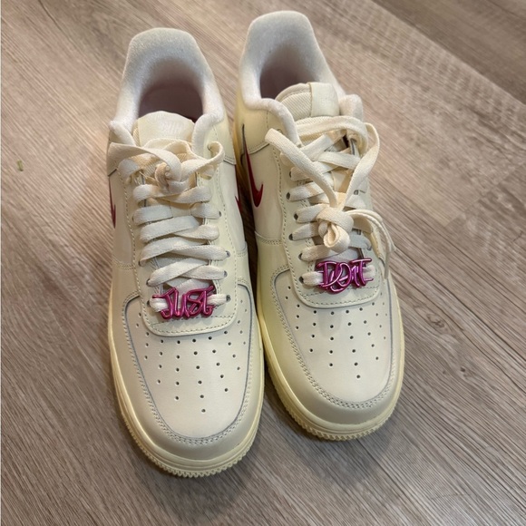 BRAND NEW Nike Air Force 1 '07 SE Sneaker - Coconut Milk, Playful Pink - Picture 2 of 5